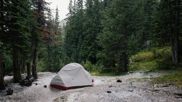Quels sont les conseils pour un camping en forêt tropicale pendant la saison des pluies?