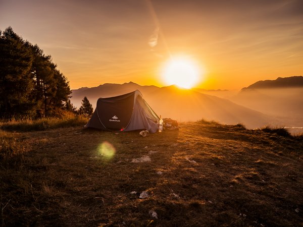 Quels sont les équipements nécessaires pour un camping en zone alpine?
